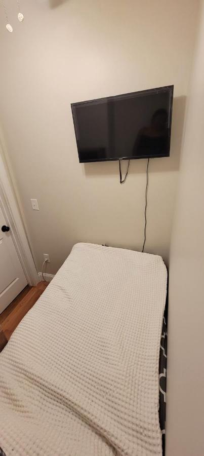 Private Bedroom Near Бостън Екстериор снимка