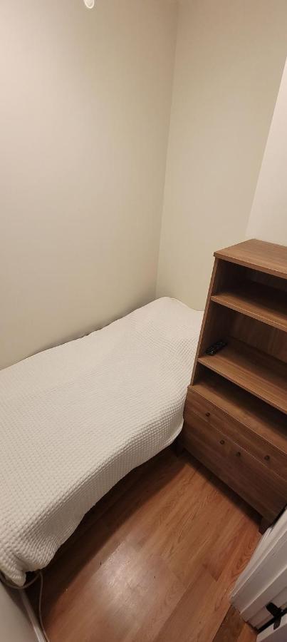 Private Bedroom Near Бостън Екстериор снимка