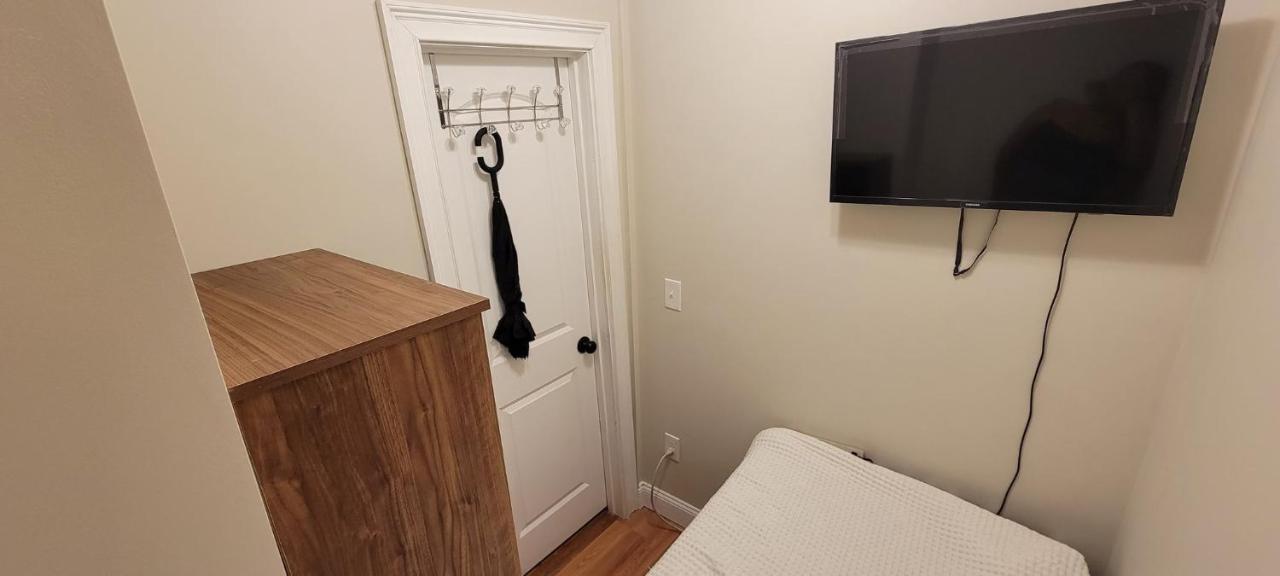 Private Bedroom Near Бостън Екстериор снимка