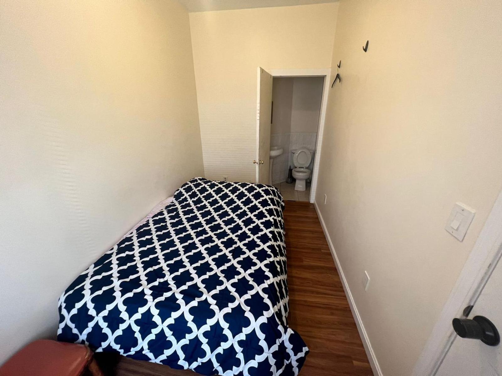 Private Bedroom Near Бостън Екстериор снимка