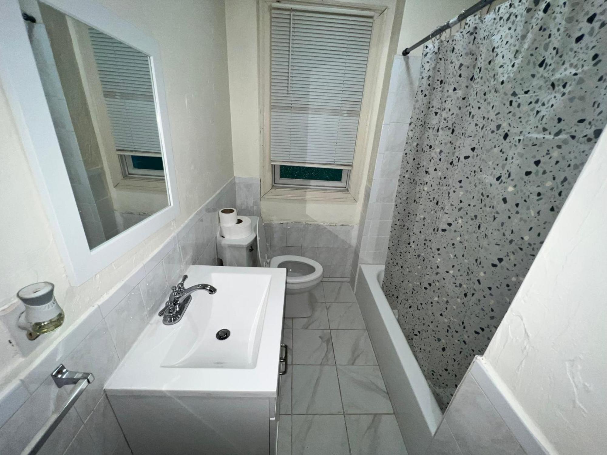 Private Bedroom Near Бостън Екстериор снимка