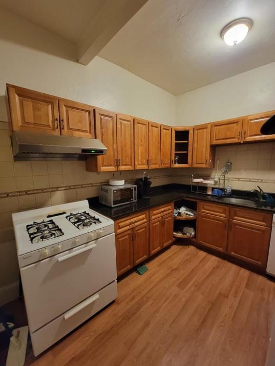Private Bedroom Near Бостън Екстериор снимка