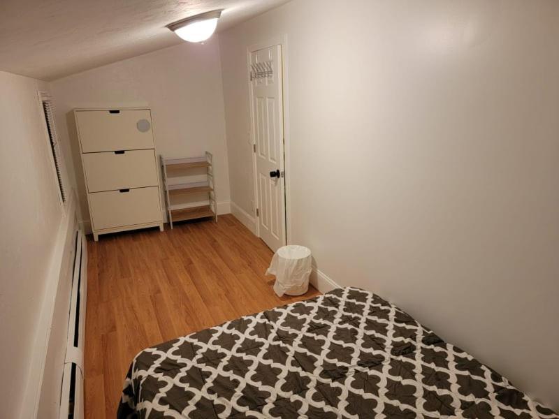 Private Bedroom Near Бостън Екстериор снимка